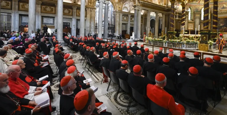Miles visitan sepultura del papa Francisco
