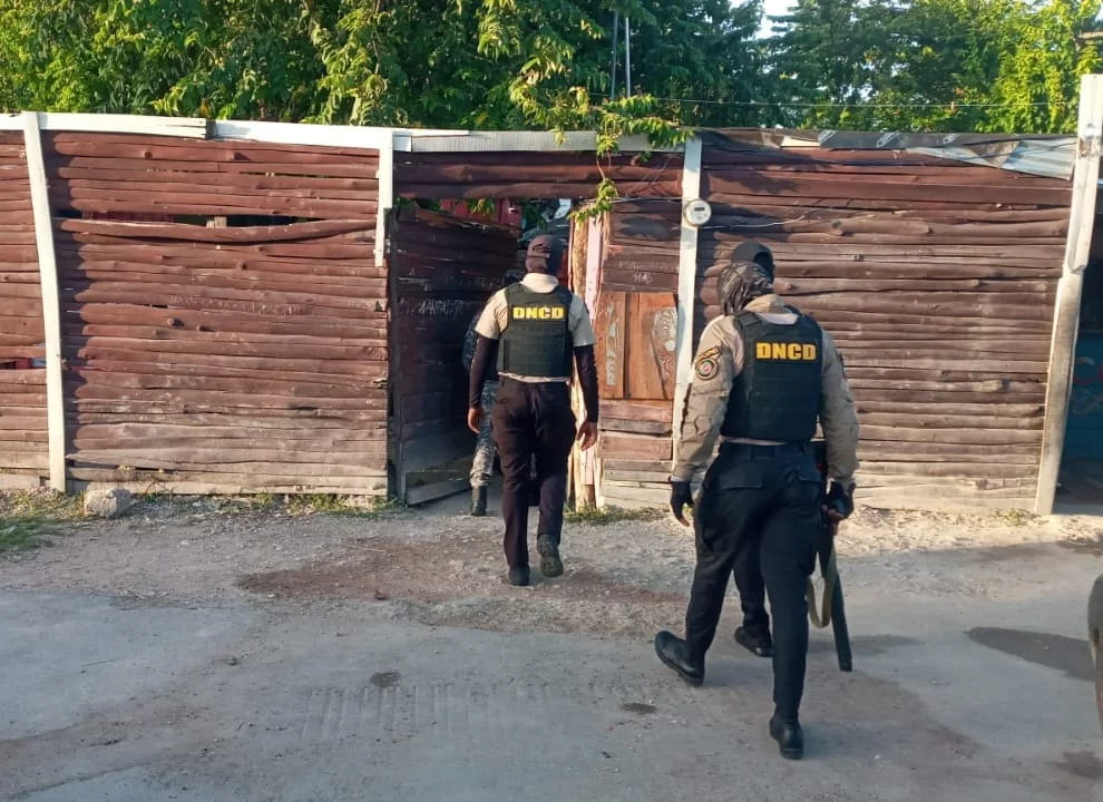 “Saimel” enfrenta a tiros a la DNCD en Cambita, San Cristóbal, y logra escapar