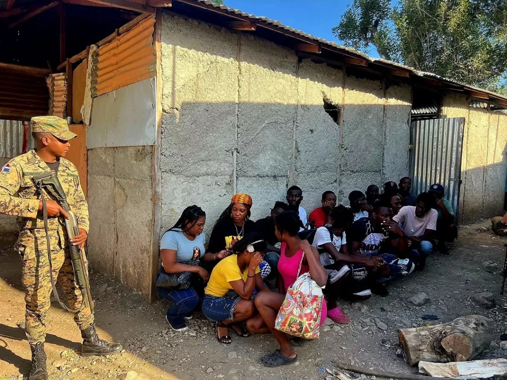 Bienes de funcionarios implicados en tráfico de migrantes serán decomisados