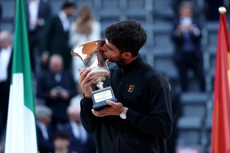 Carlos Alcaraz se impone a Sinner nuevamente para ganar el Masters 1000 de Roma