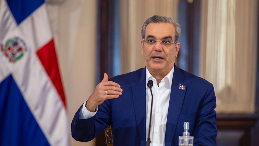 Luis Abinader crea comisión para estudiar política migratoria