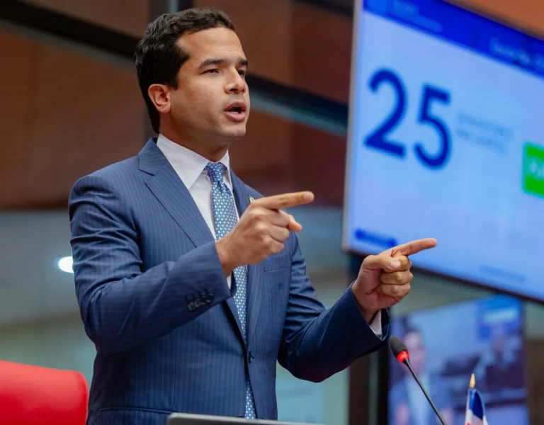 Tráfico de migrantes: la propuesta de Omar Fernández que impondría sanción permanente a funcionarios