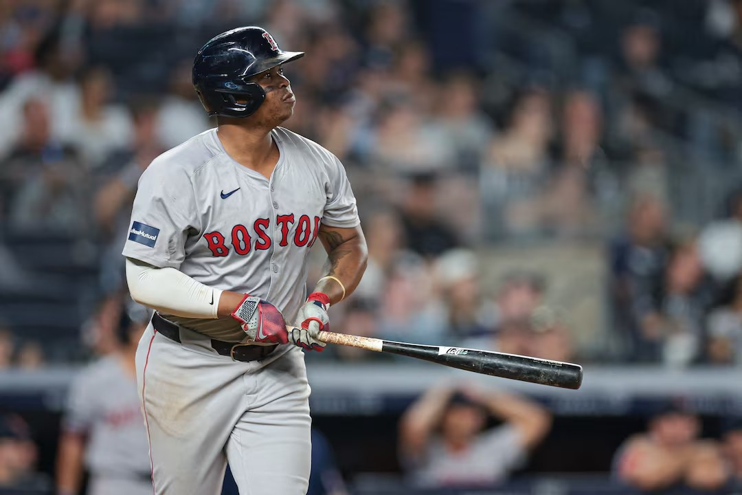 Dominicano Rafael Devers impulsa victoria de Boston