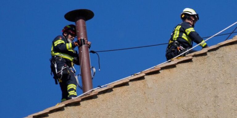 El Vaticano instala la chimenea que anunciará al nuevo Papa: todo listo para el cónclave