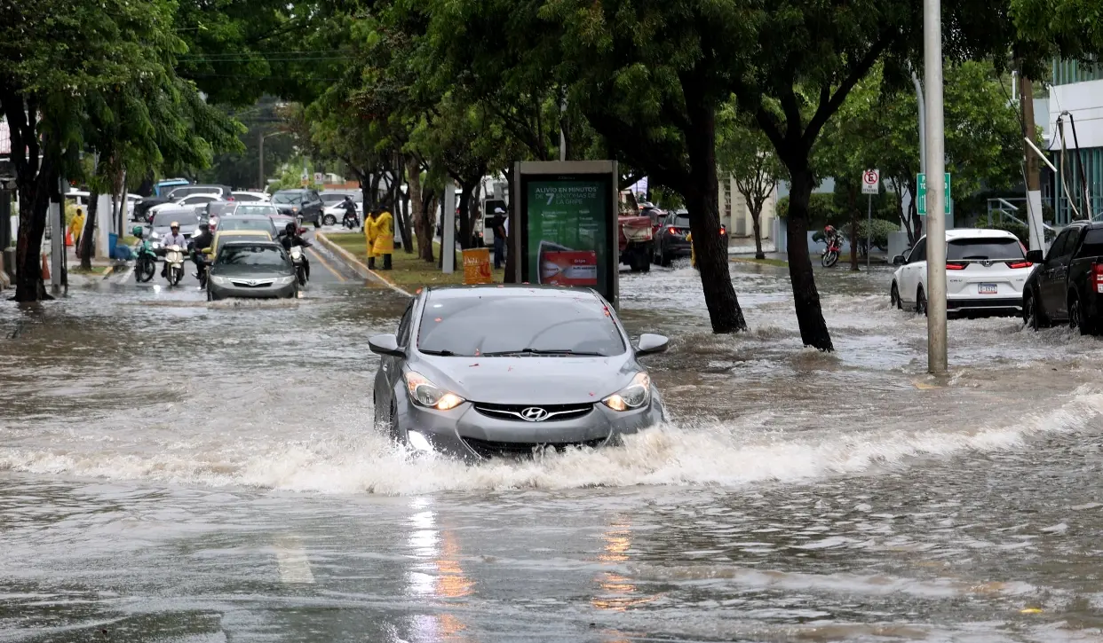 COE emite alerta roja para cuatro provincias por continuidad riesgo