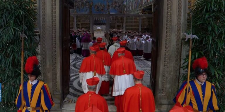 Comienza la procesión de los cardenales a la Capilla Sixtina para el inicio del cónclave