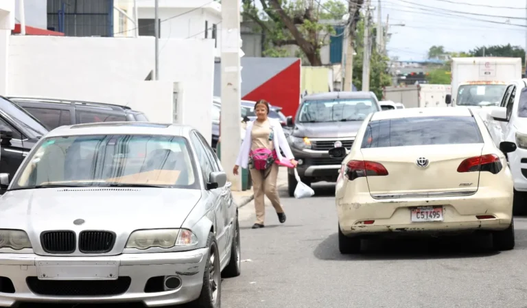 Talleres y gomeras en vías, hoyos en aceras retratan a Los Praditos