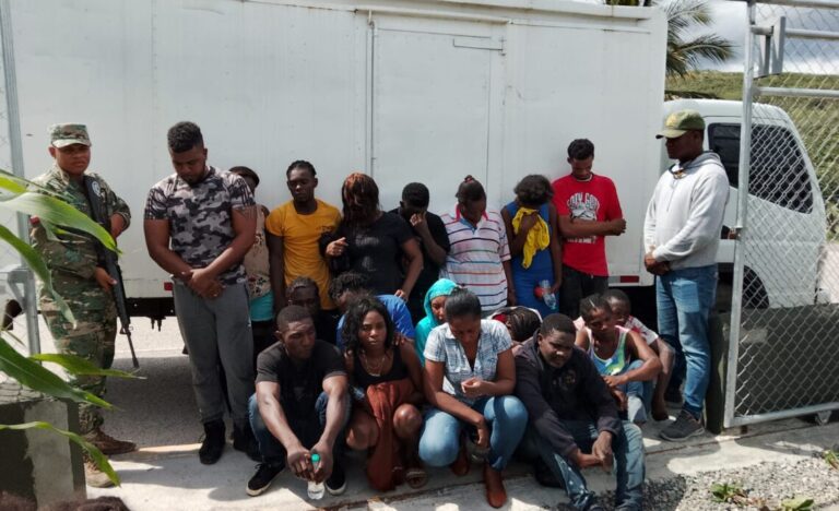 Descubren a 18 haitianos escondidos en huacales de cerveza dentro de un camión