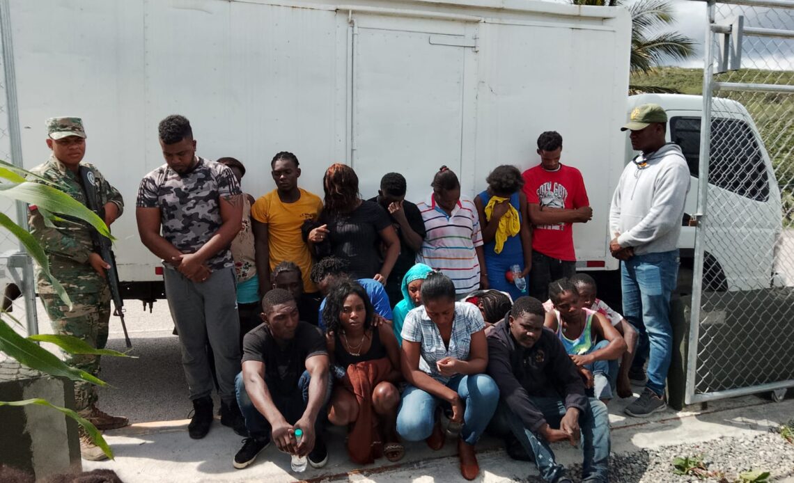 Descubren a 18 haitianos escondidos en huacales de cerveza dentro de un camión