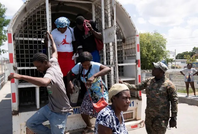 Otros 450 haitianos deportados en un día de la Rep. Dominicana