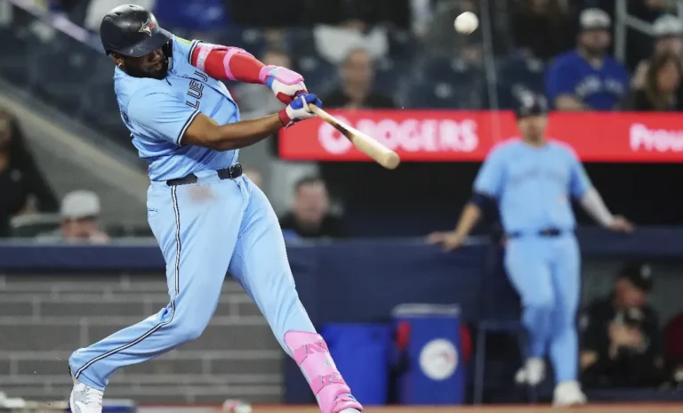 Vladimir Jr. pega su 8vo jonrón triunfo de Azulejos