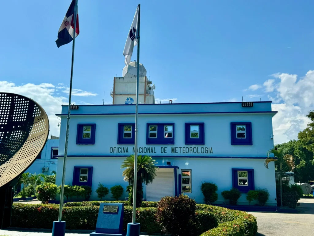 Vaguada y onda tropical provocarán aguaceros y tronadas en gran parte del país, según Indomet