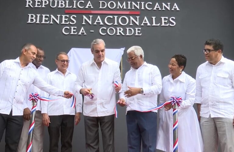 Abinader entrega 800 títulos en Alcarrizos y Santo Domingo Este