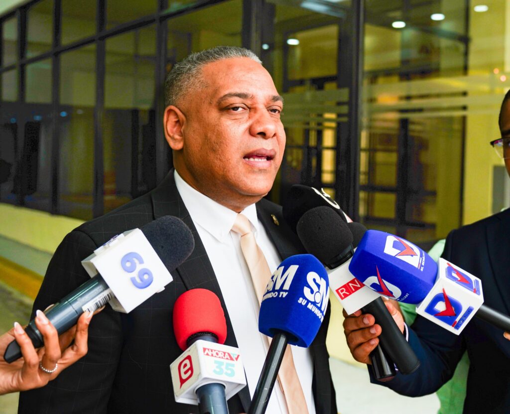 Diputado Carlos José Gil regresa al Congreso tras tragedia del Jet Set y exige justicia sin impunidad