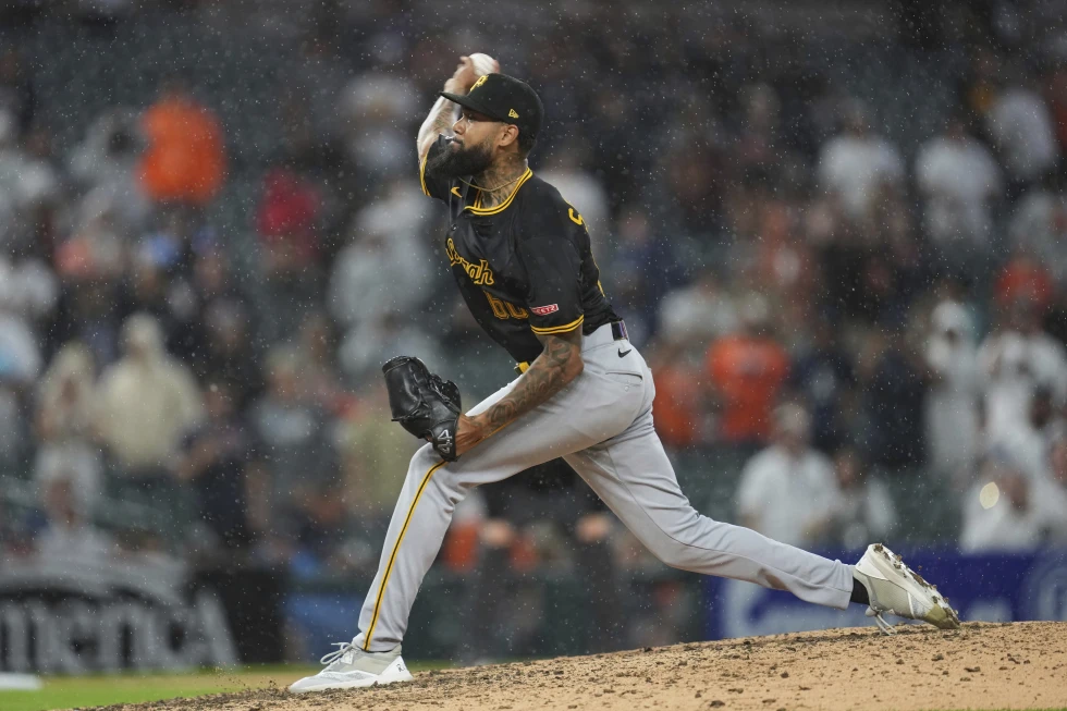 Dennis Santana, relevista de los Piratas, protagoniza altercado con aficionado en Detroit