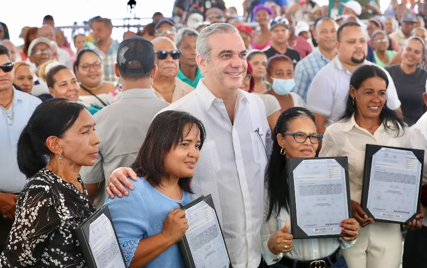 Luis Abinader entrega 537 títulos en Santiago