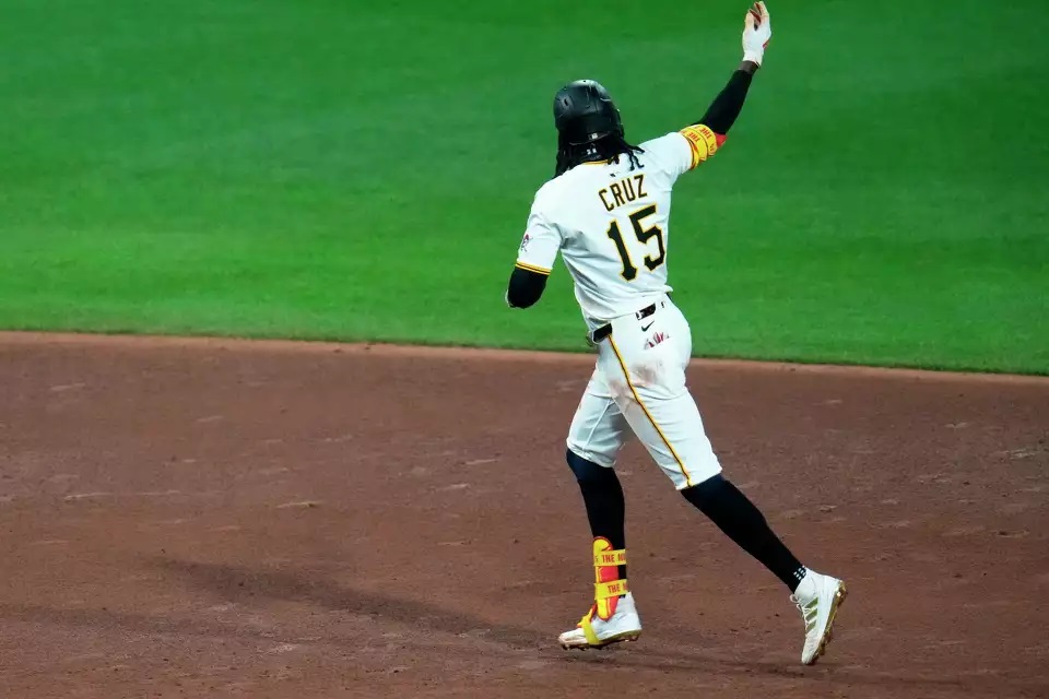 Dominicano Oneil Cruz conecta dos cuadrangulares para Piratas