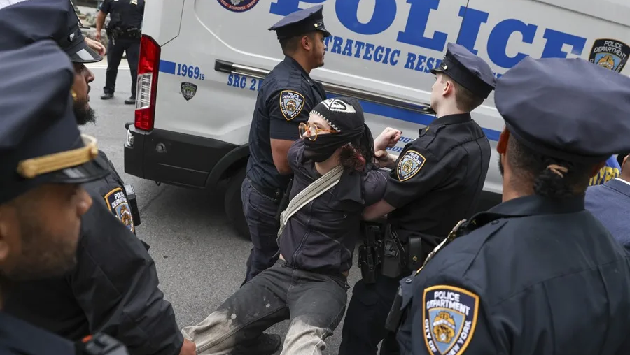 Policía NY detiene 24 personas en protesta dentro torre Trump