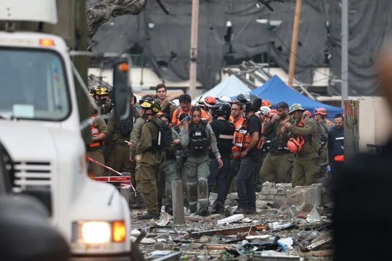 8 muertos, casi cien heridos en más ataques Irán contra Israel