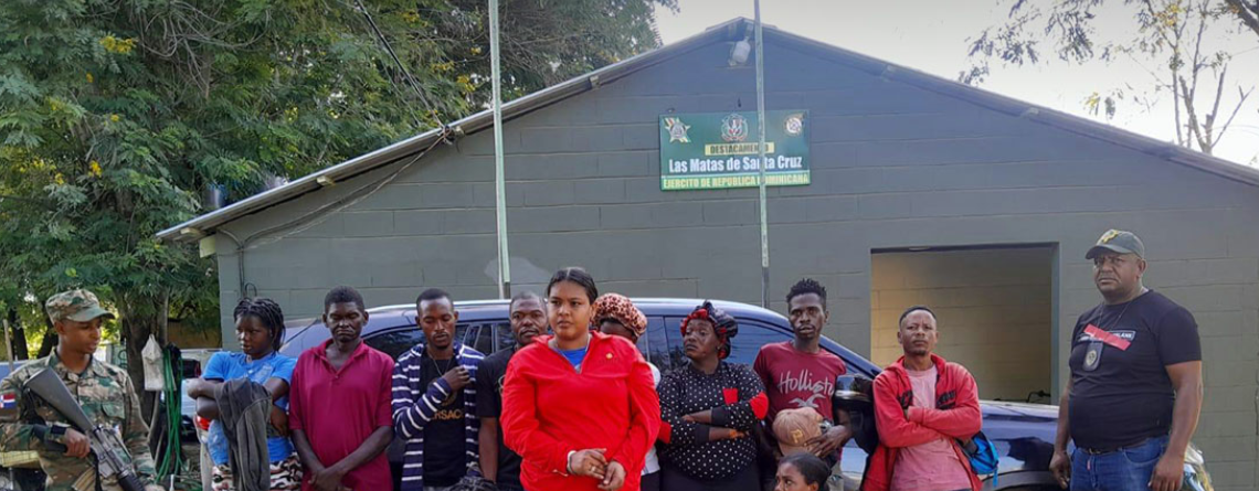Apresan mujer con 10 haitianos indocumentados dentro de yipeta en Dajabón