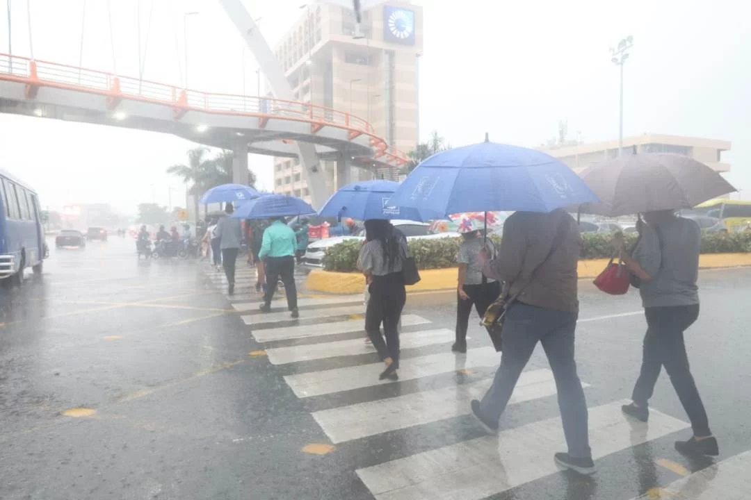 Chubascos, tronadas aisladas y permanencia de polvo del Sahara para este viernes