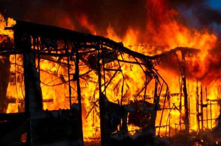 Cinco miembros de una familia mueren en fuego en Santiago