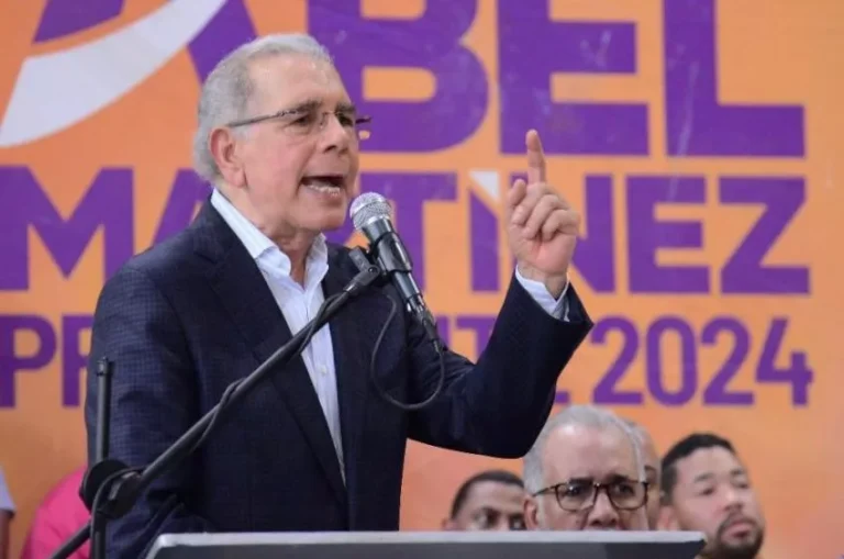 Danilo Medina exhorta a peledeístas a “salir a buscar el poder en las calles”