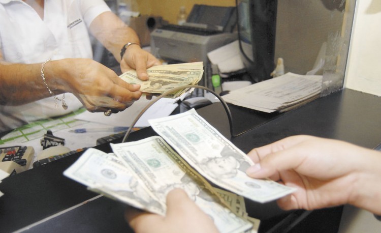 Estados Unidos aplicará 1 % de impuesto a todas las remesas