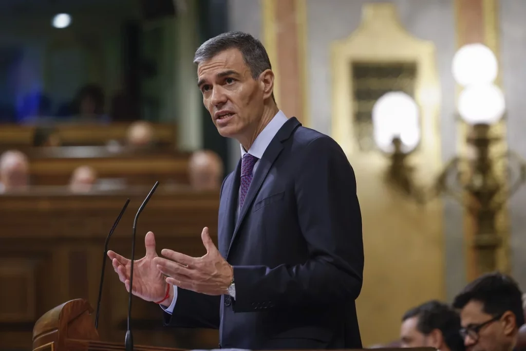 Pedro Sánchez admite que pensó dimitir pero proclama que no tirará la toalla