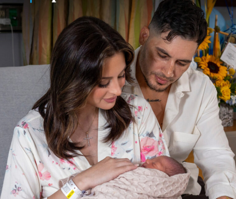 La actual Miss Universo Puerto Rico, Jennifer Colón, anunció el nacimiento de su cuarto hijo el pasado fin de semana, a pocos días de coronar a su sucesora. La modelo, de 37 años, contó durante una entrevista con "Lo sé todo" que su hijo nació antes de las 40 semanas y aún no tiene nombre. Además, confesó que decidió dar a luz de manera natural, sin la intervención de medicamentos. "Teníamos ya un nombre, eso ya no existe, no tiene nombre, todo el mundo me pregunta, porque es que cuando le vimos la carita no parecía al nombre que nos gustaba y ahora estamos en este tira y jala, en la casa, de qué nombre le vamos a poner", explicó Jennifer, quien admitió que su bebé se llamaría Lucca, pero después de su nacimiento tiene otras opciones, entre ellas Jonah (como su padre), Enzo o Iker. Jennifer Colón se convirtió en la primera Miss Universo Puerto Rico en funciones en dar a luz durante su funciones. "Nació inesperadamente porque la realidad es que no fue a las 40 semanas, las 40 semanas eran el 22 de agosto, nació a las 37, pero yo más o menos me lo esperaba porque mis últimos dos hijos, mi nena y mi nene, nacieron a las 37, así que estaba preparada para todo, pero contenta, bien contenta, un parto bien bonito", afirmó. "Él vino diferente porque nació mirando hacia arriba, entonces se tardó un poquito más de lo normal el parto pero todo bien gracias a Dios. La realidad es que uno lo compara con los otros dos partos y tuvieron como 4 y 5 horas, este duró 8 horas fue completamente sin medicamentos porque me gusta hacerlo súper natural pero se tardó porque el bebé venía mirando hacia arriba", dijo. En diciembre de 2024, la beldad boricua se comprometió en matrimonio con su novio, Jonah López, quien es padre de su último hijo.