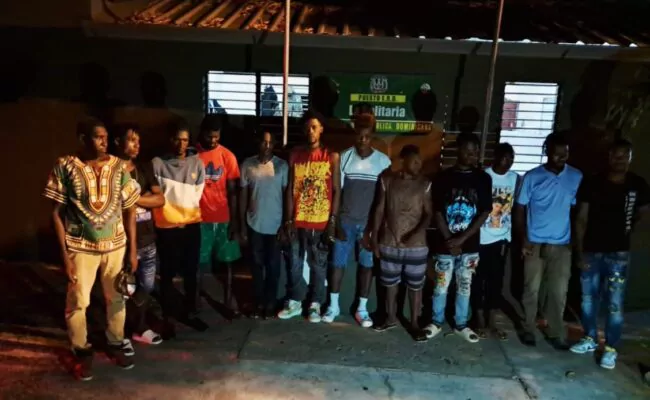 Ejército detiene a 11 indocumentados abandonados en vehículo en San Juan de la Maguana