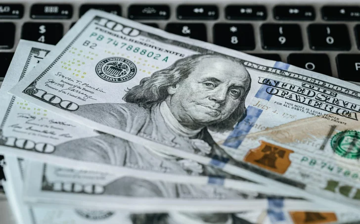 El dólar subió 16 centavos; este lunes era vendido a RD$62.31