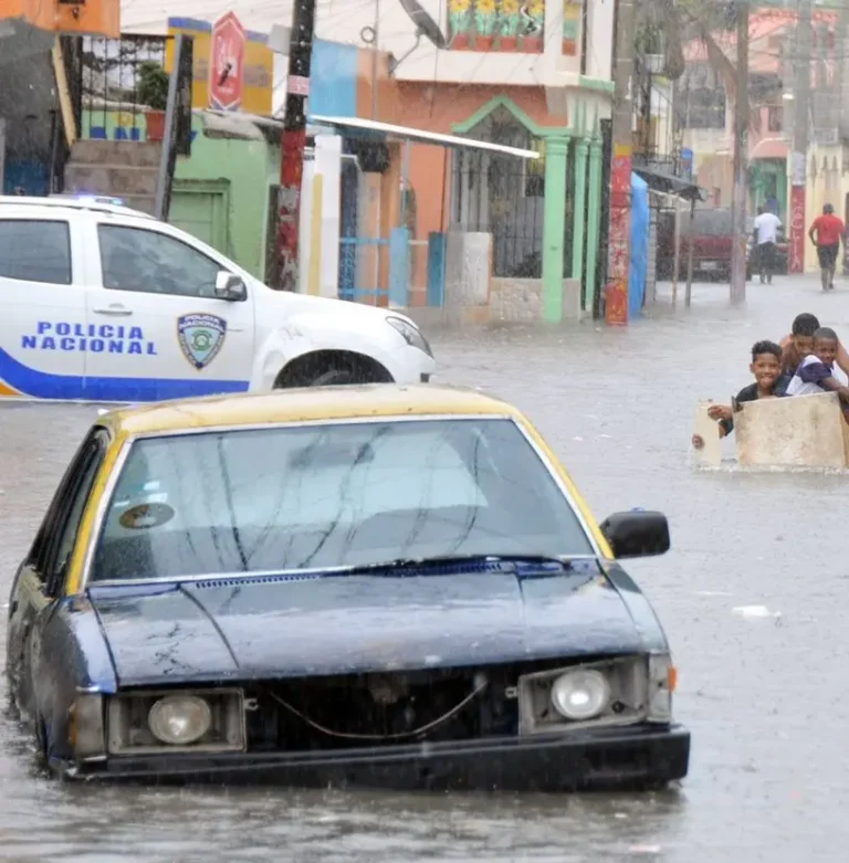 Residentes Maquiteria SDE atrapados en aguas negras