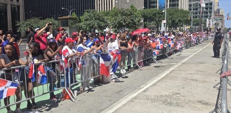 Miles participan en el Desfile Dominicano en Nueva York