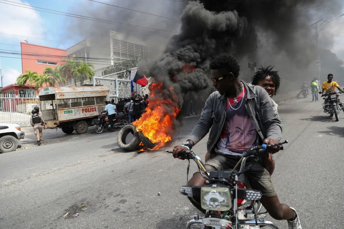 HAITI: Pandilleros queman dos blindados a las tropas kenianas