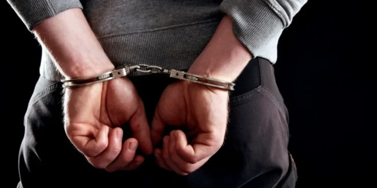 Arrestan a joven acusada de estafar con falsas transferencias electrónicas en Santiago