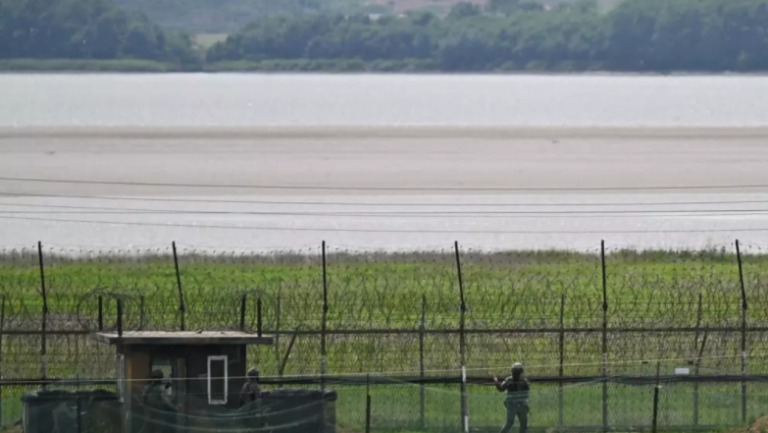Desertor norcoreano cruza a nado a Corea del Sur agarrado a un trozo de poliestireno