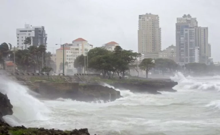 Erin se aleja del radar dominicano, pero continúa generando oleaje anormal en la costa