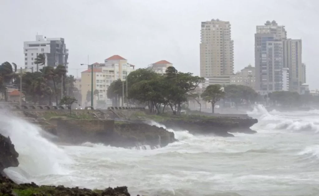 Erin se aleja del radar dominicano, pero continúa generando oleaje anormal en la costa