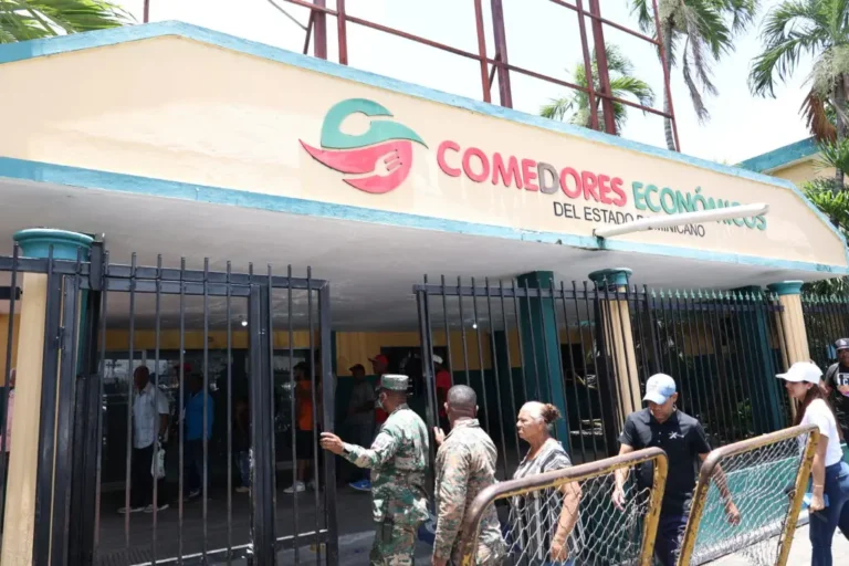 Las quejas que arropan al Comedor Económico de Los Mina