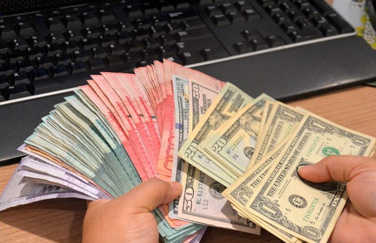 El dólar sigue en picada en RD, este viernes bajó 40 centavos