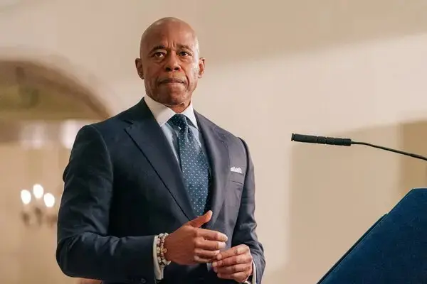 Eric Adams se retira de la reelección como alcalde de Nueva York a semanas de los comicios