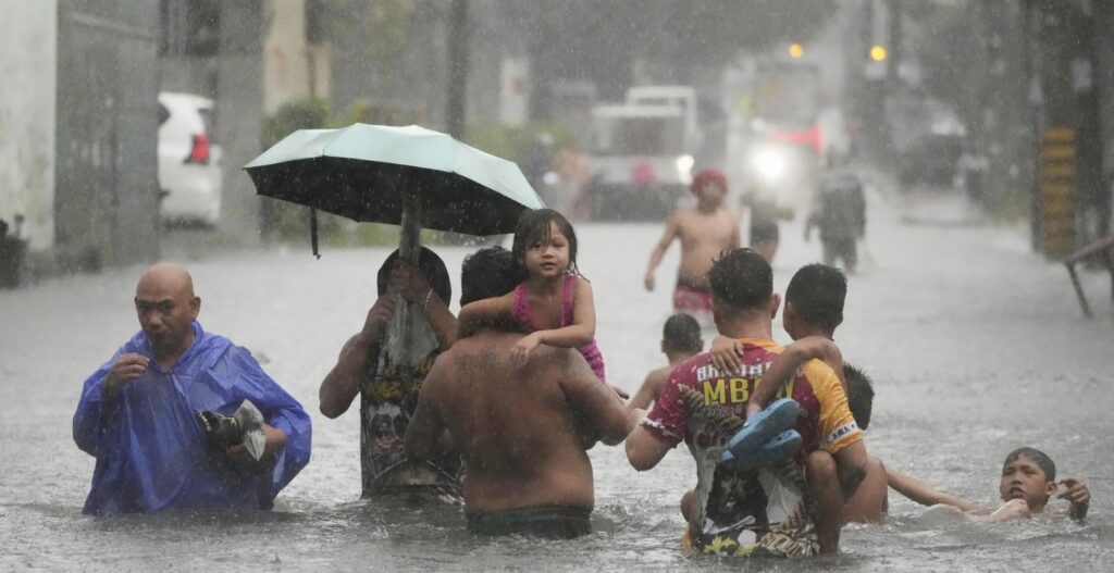Filipinas ordena evacuaciones por el avance del ciclón Bualoi tras un supertifón