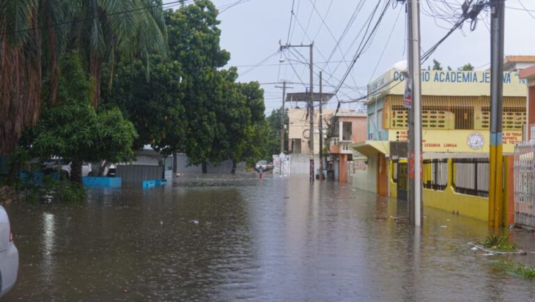Residentes del sector Los Mameyes sin plan emergente ante onda tropical que provoca inundaciones en SDE
