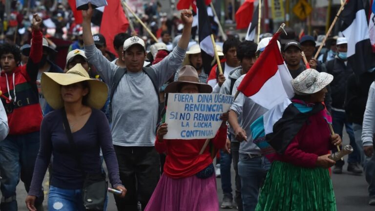 PERU: Heridos dos civiles y 7 policías durante día protestas
