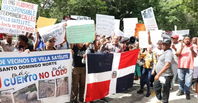 Con letreros y consignas reclaman calles asfaltadas