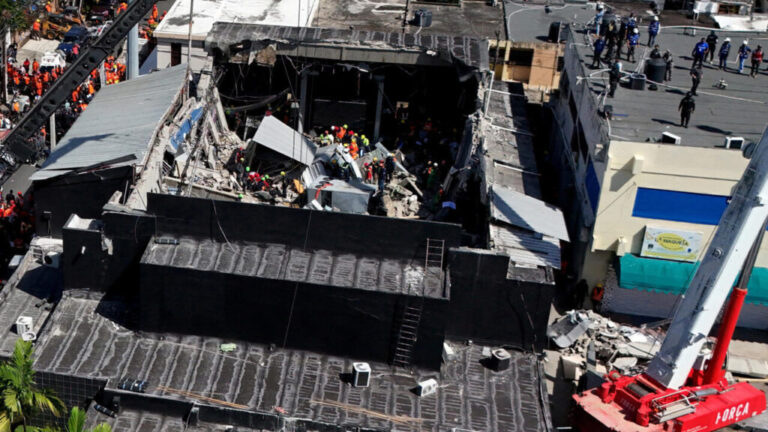Cinco meses después del desplome del Jet Set, ofician misa en memoria de las víctimas