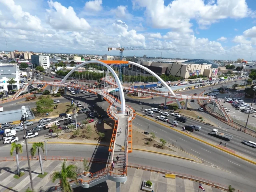 ¡Atención! Inicia aplicación de multas por giros indebidos en la avenida John F. Kennedy