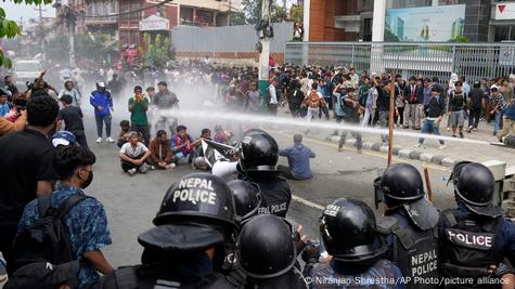 Renuncia el primer ministro de Nepal tras violenta represión que dejó al menos 19 muertos