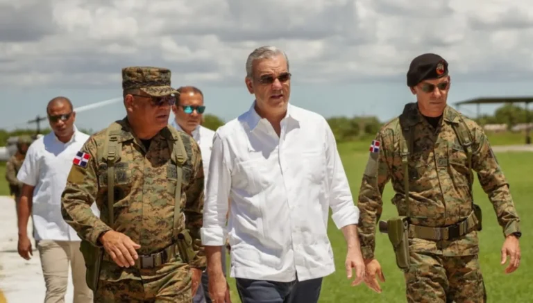 Presidente presenta un sistema video vigilancia y recorre muro frontera